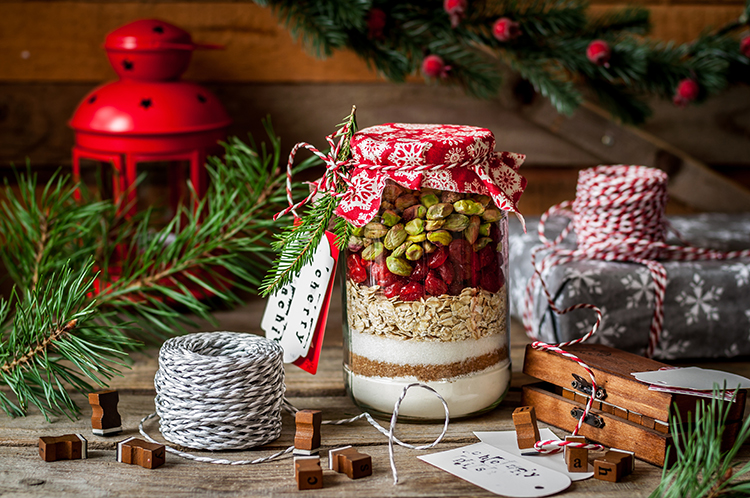 sustainable-gift-wrapping-glass-jars